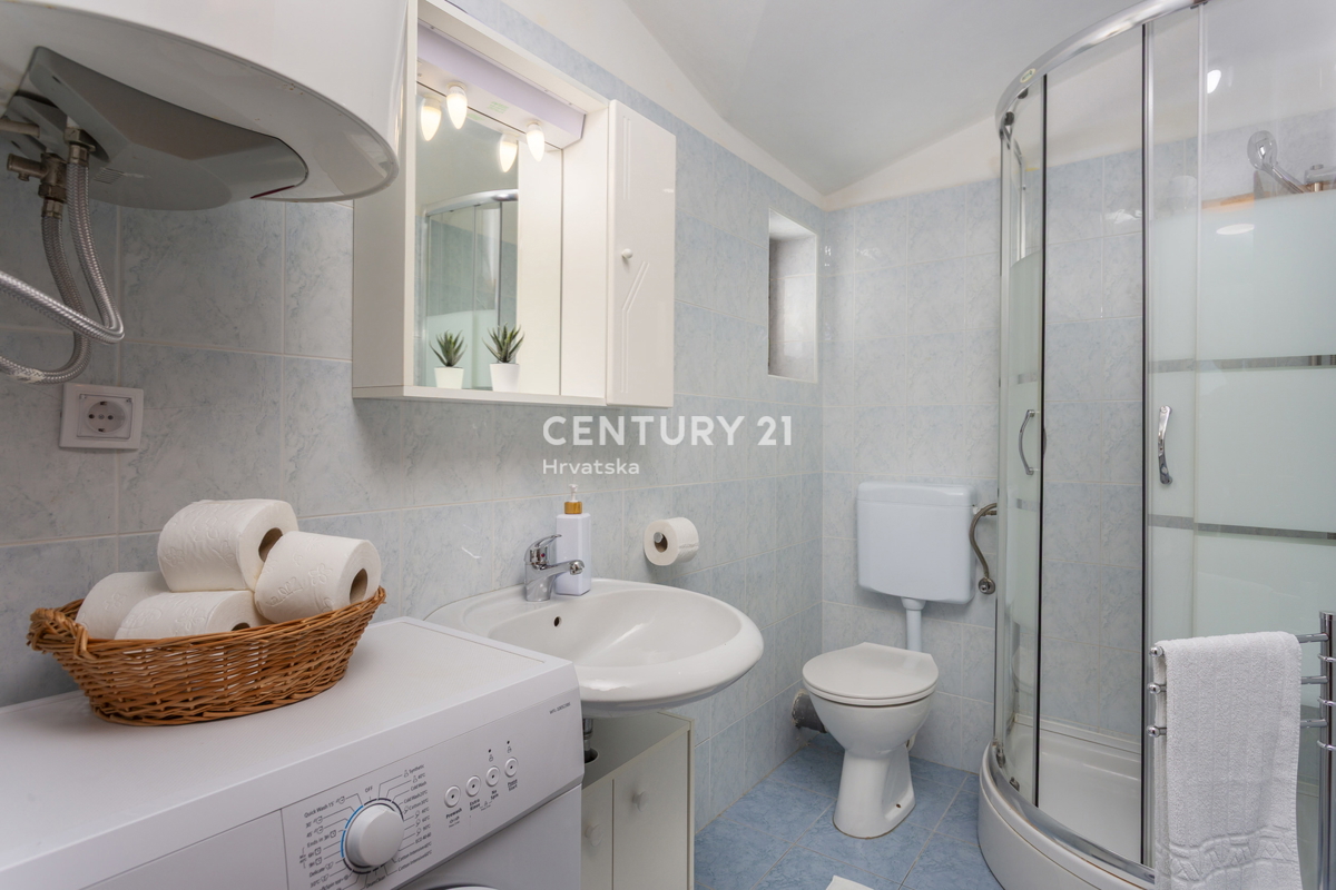 ROVINJ, VENDESI CASA CON TRE UNITÀ ABITATIVE CON PISCINA E TERRENO AGRICOLO