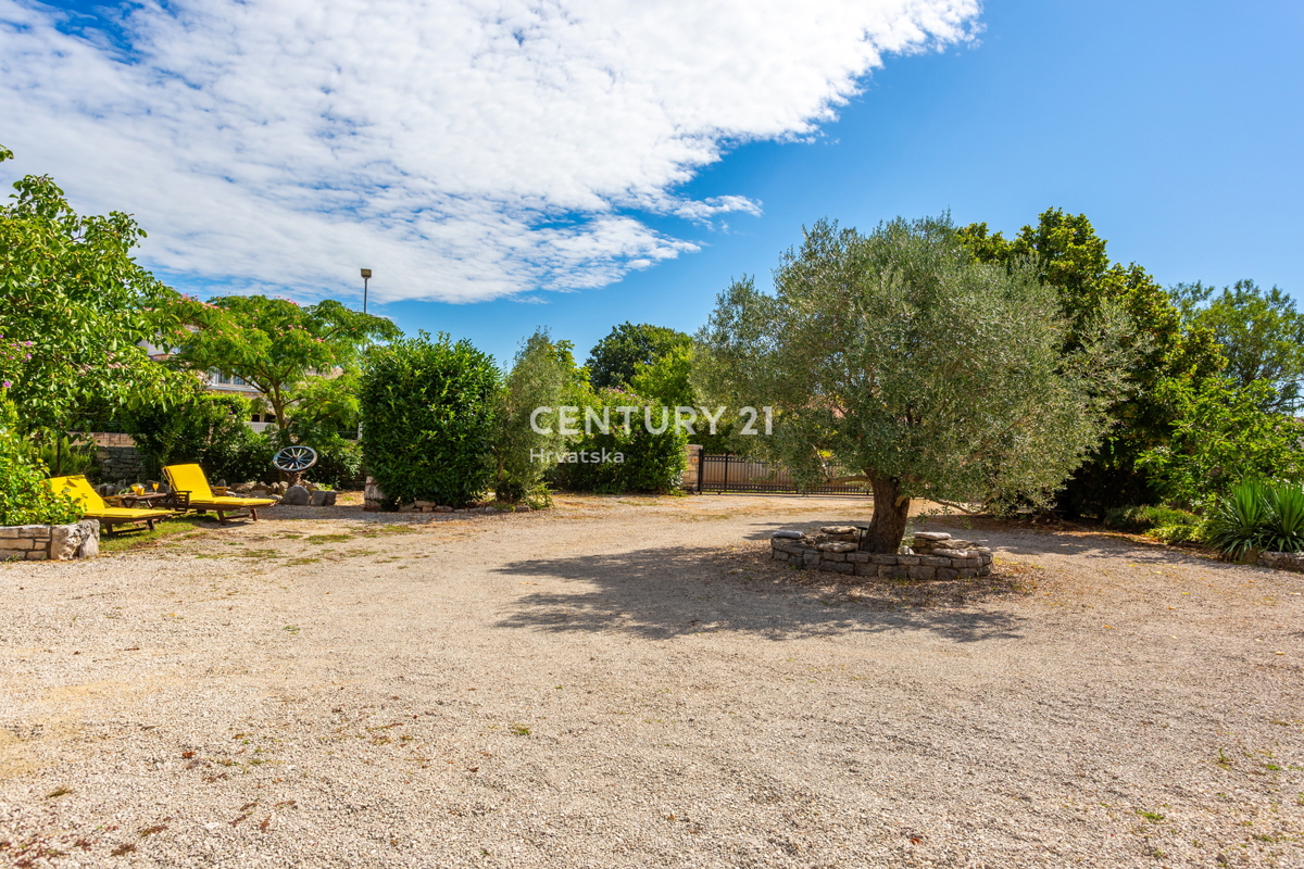 ROVINJ, VENDESI CASA CON TRE UNITÀ ABITATIVE CON PISCINA E TERRENO AGRICOLO