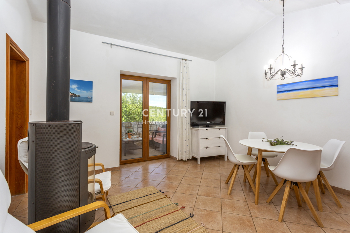 ROVINJ, VENDESI CASA CON TRE UNITÀ ABITATIVE CON PISCINA E TERRENO AGRICOLO