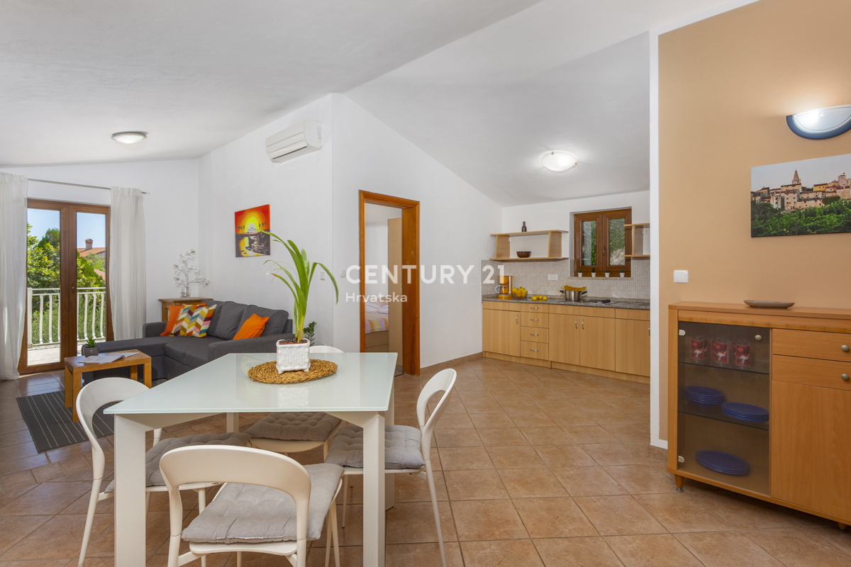 ROVINJ, VENDESI CASA CON TRE UNITÀ ABITATIVE CON PISCINA E TERRENO AGRICOLO