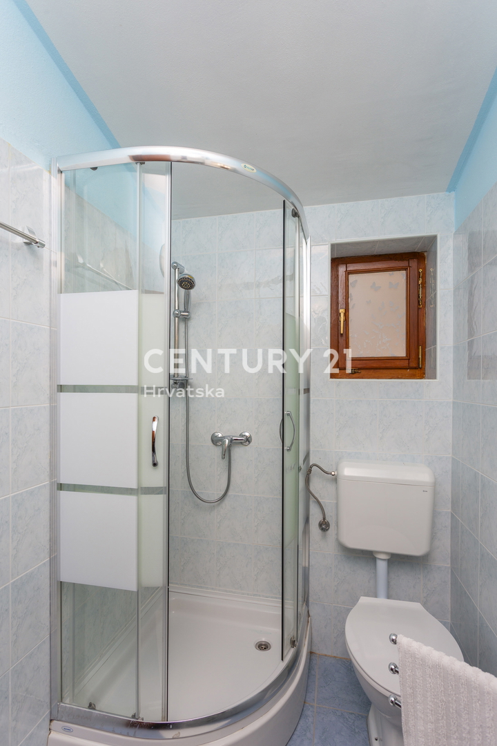 ROVINJ, VENDESI CASA CON TRE UNITÀ ABITATIVE CON PISCINA E TERRENO AGRICOLO