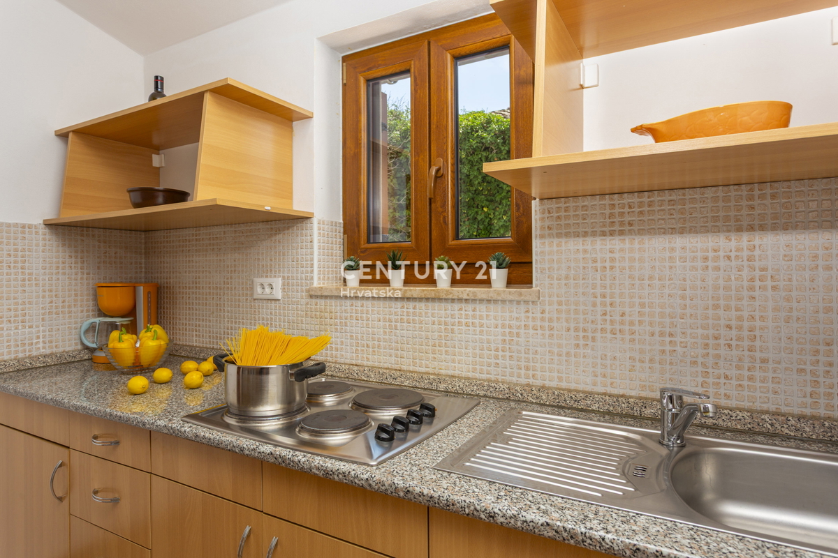 ROVINJ, VENDESI CASA CON TRE UNITÀ ABITATIVE CON PISCINA E TERRENO AGRICOLO