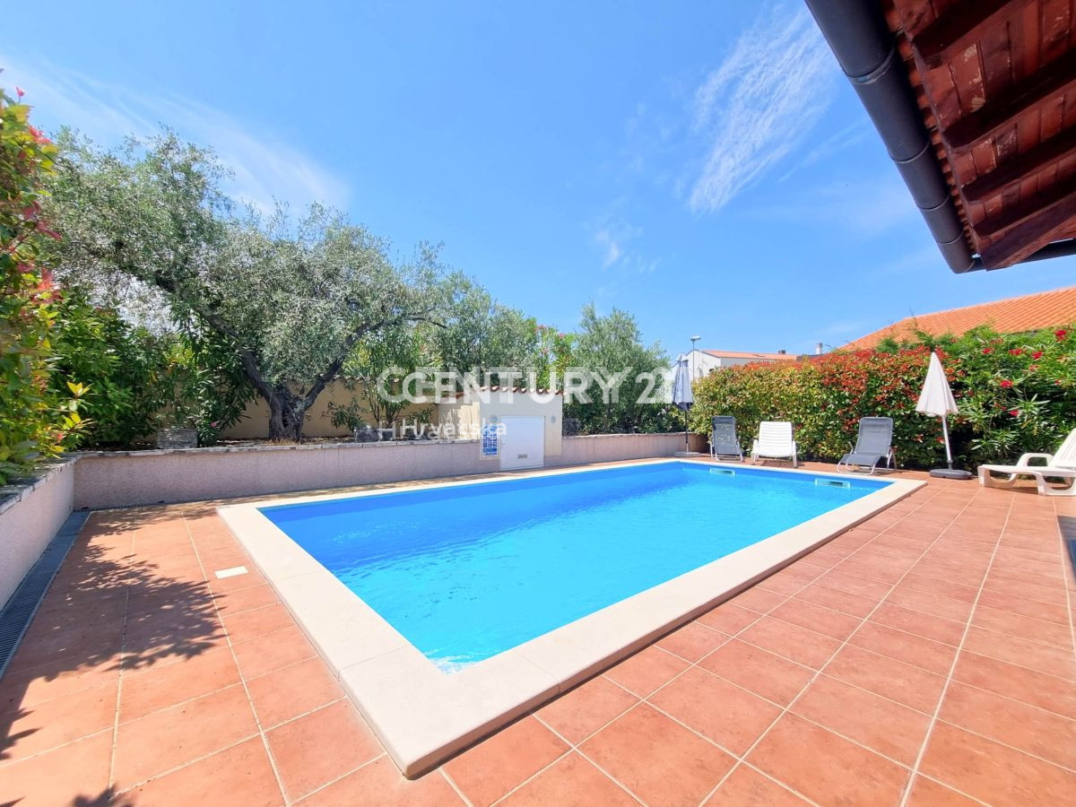 VIŠNJAN, CASA CON PISCINA E VISTA SULLA CITTÀ VECCHIA DI VIŠNJAN