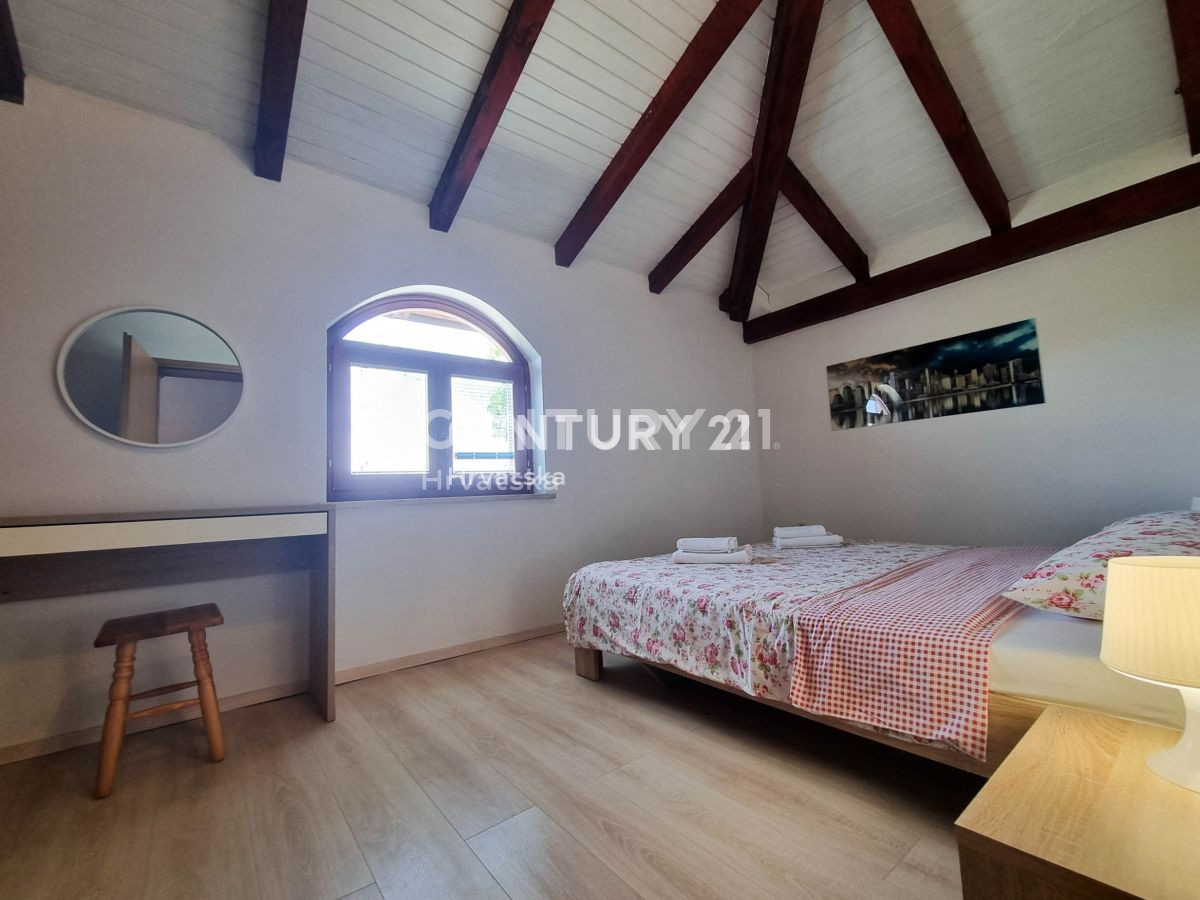 VIŠNJAN, CASA CON PISCINA E VISTA SULLA CITTÀ VECCHIA DI VIŠNJAN