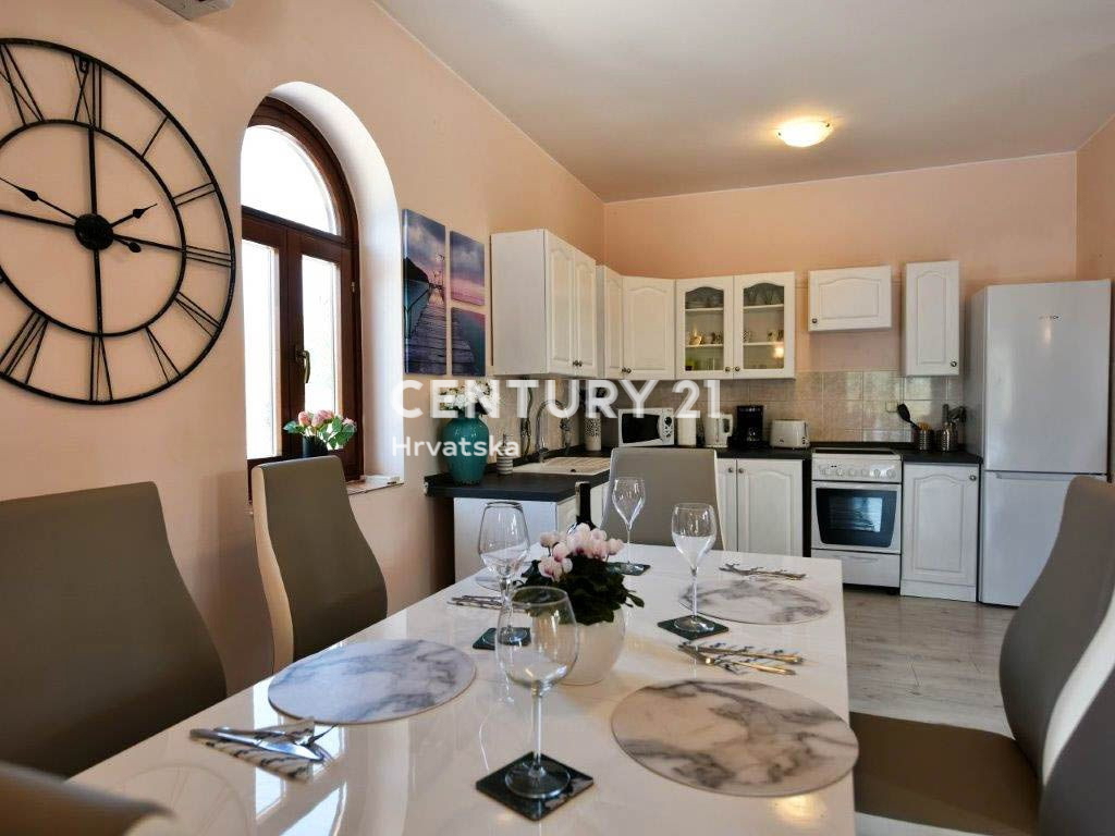 VIŠNJAN, CASA CON PISCINA E VISTA SULLA CITTÀ VECCHIA DI VIŠNJAN