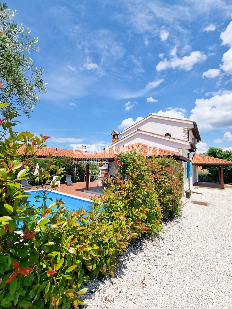 VIŠNJAN, CASA CON PISCINA E VISTA SULLA CITTÀ VECCHIA DI VIŠNJAN