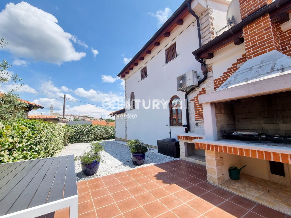 VIŠNJAN, CASA CON PISCINA E VISTA SULLA CITTÀ VECCHIA DI VIŠNJAN