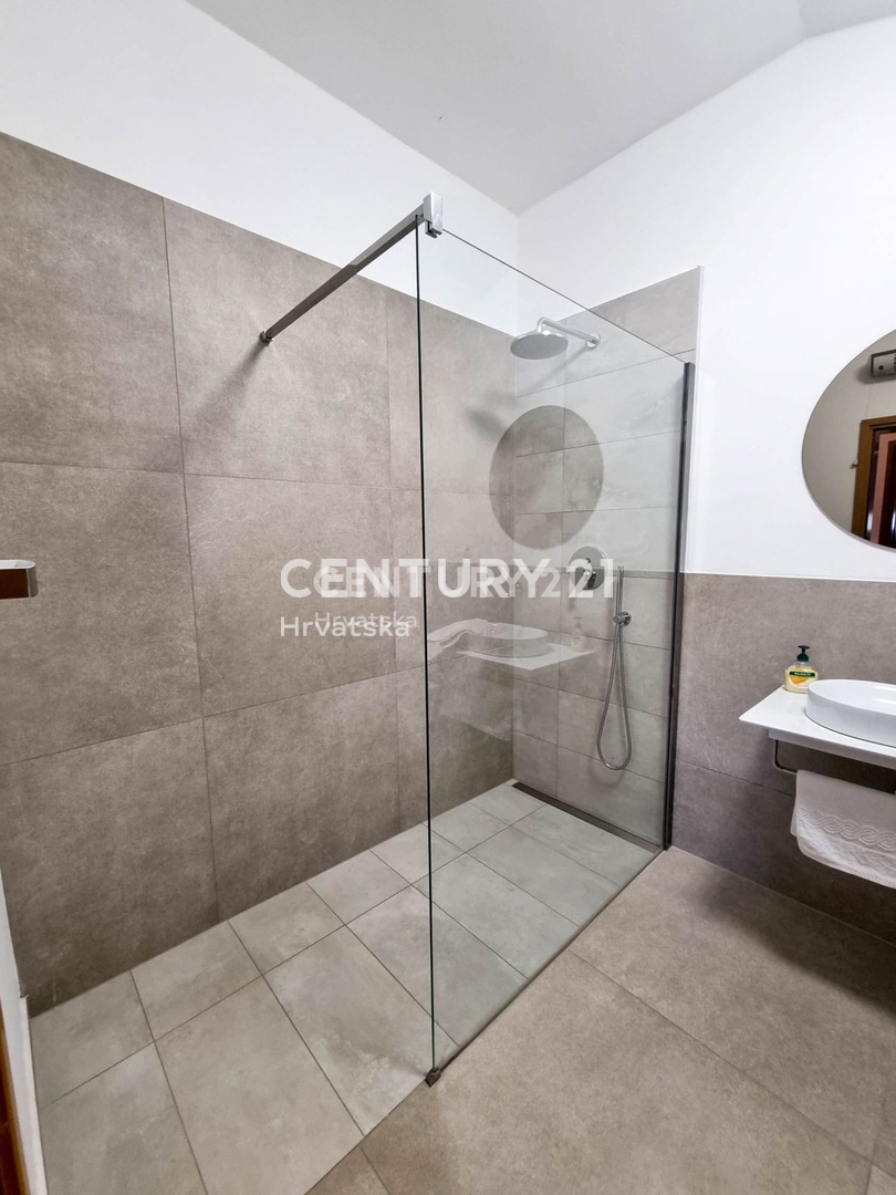 VIŠNJAN, CASA CON PISCINA E VISTA SULLA CITTÀ VECCHIA DI VIŠNJAN