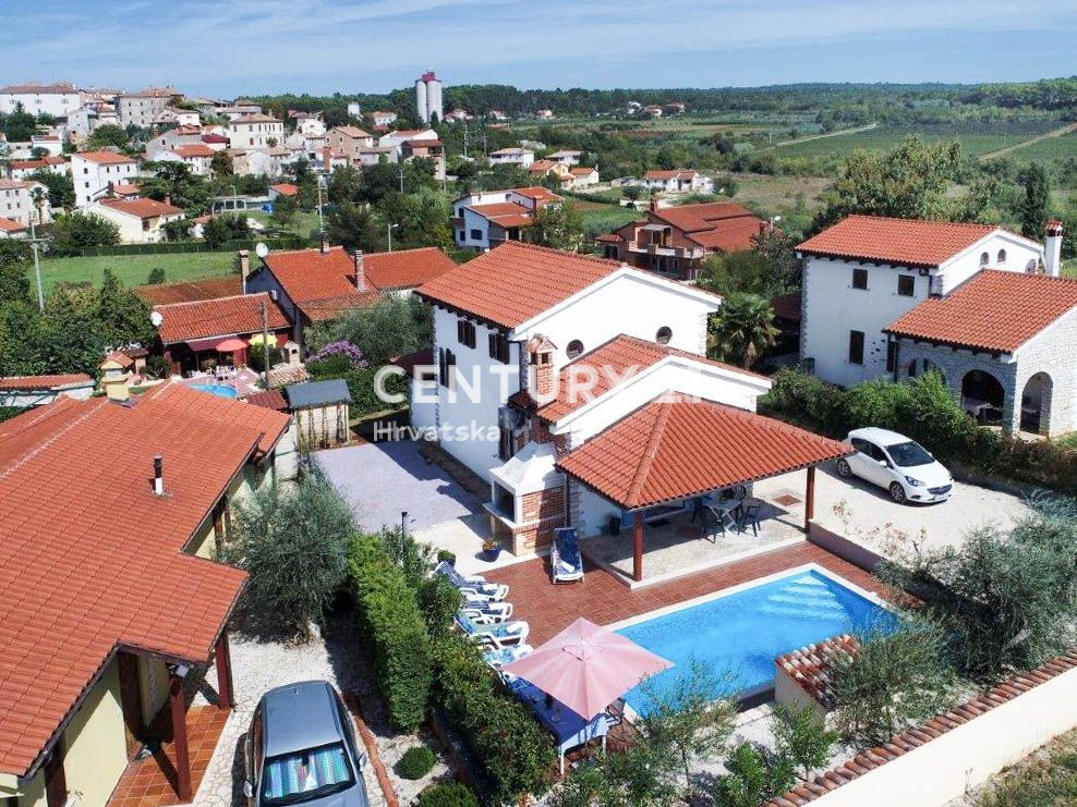 VIŠNJAN, CASA CON PISCINA E VISTA SULLA CITTÀ VECCHIA DI VIŠNJAN