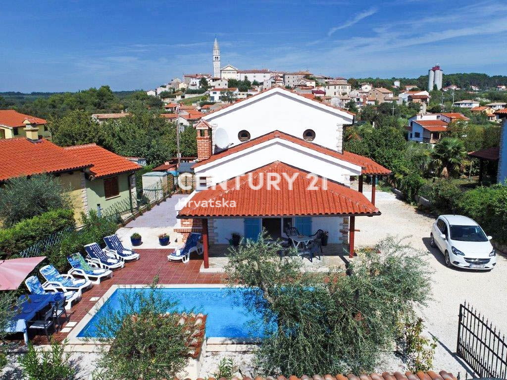 VIŠNJAN, CASA CON PISCINA E VISTA SULLA CITTÀ VECCHIA DI VIŠNJAN