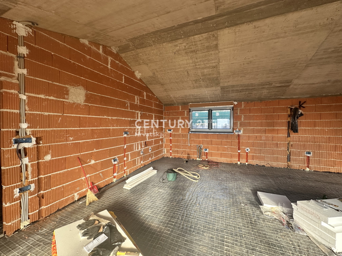 SVETVINČENAT, VILLA AL PIANO TERRA CON 4 CAMERE DA LETTO E PISCINA, POSIZIONE TRANQUILLA