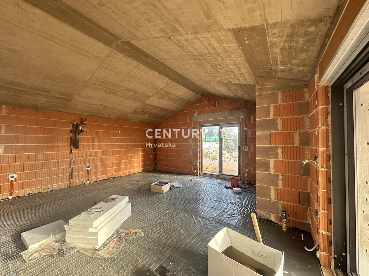 SVETVINČENAT, VILLA AL PIANO TERRA CON 4 CAMERE DA LETTO E PISCINA, POSIZIONE TRANQUILLA