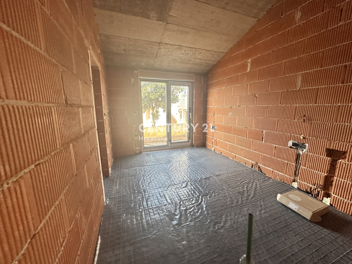 SVETVINČENAT, VILLA AL PIANO TERRA CON 4 CAMERE DA LETTO E PISCINA, POSIZIONE TRANQUILLA