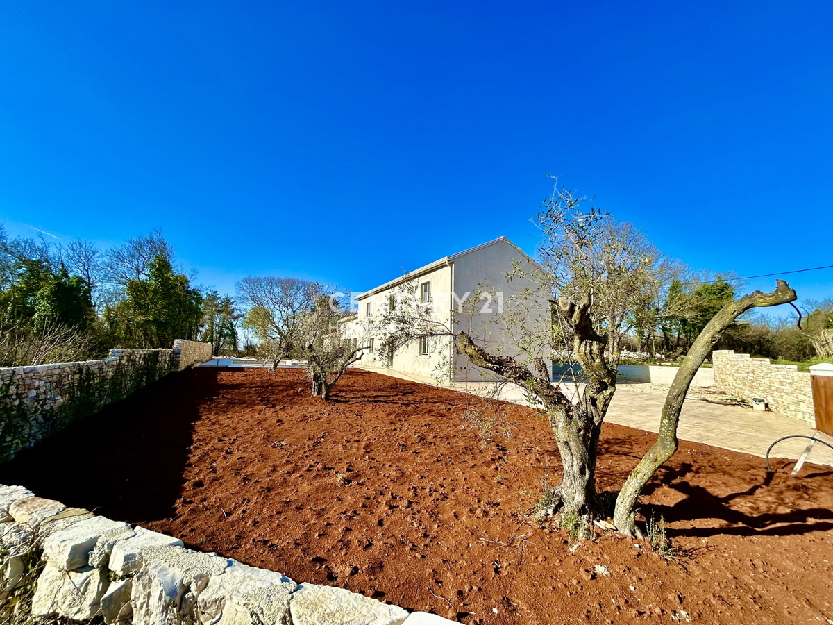 GROŽNJAN, DINTORNI, NUOVA VILLA IN POSIZIONE STRATEGICA