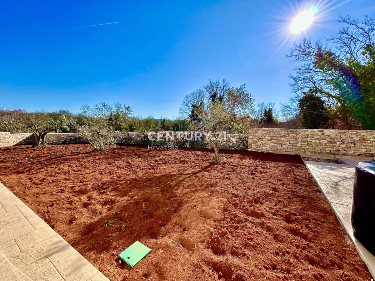 GROŽNJAN, DINTORNI, NUOVA VILLA IN POSIZIONE STRATEGICA