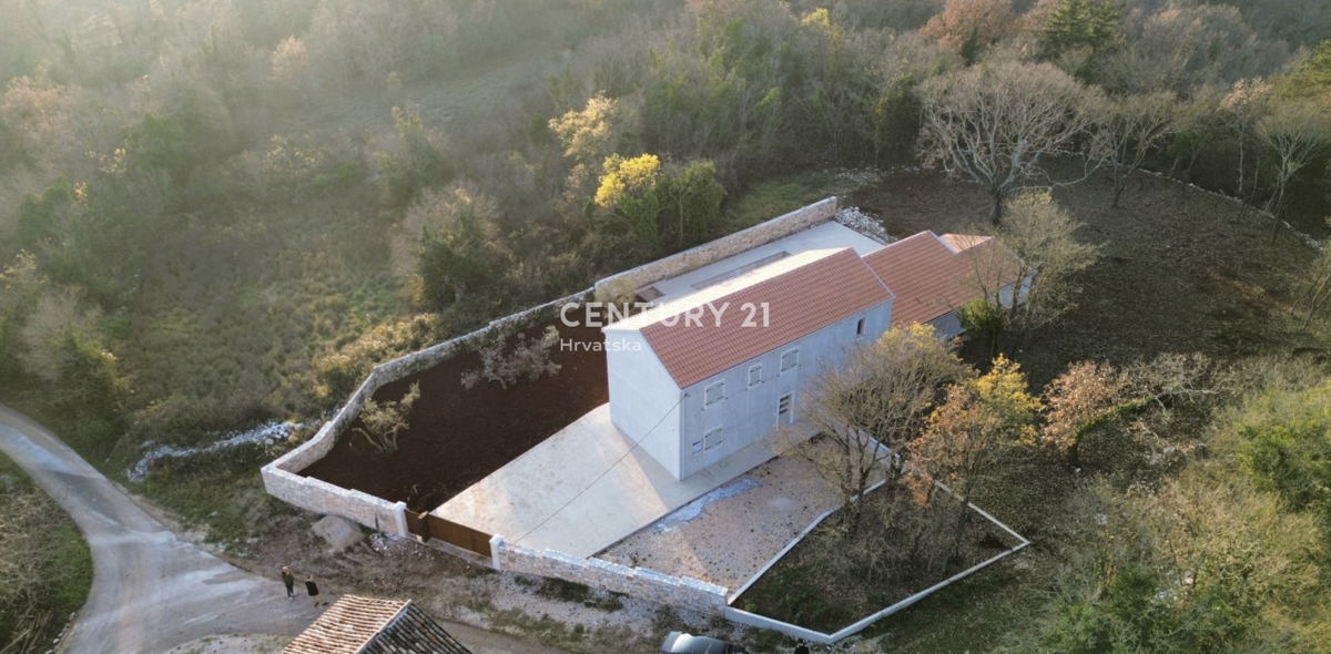 GROŽNJAN, DINTORNI, NUOVA VILLA IN POSIZIONE STRATEGICA