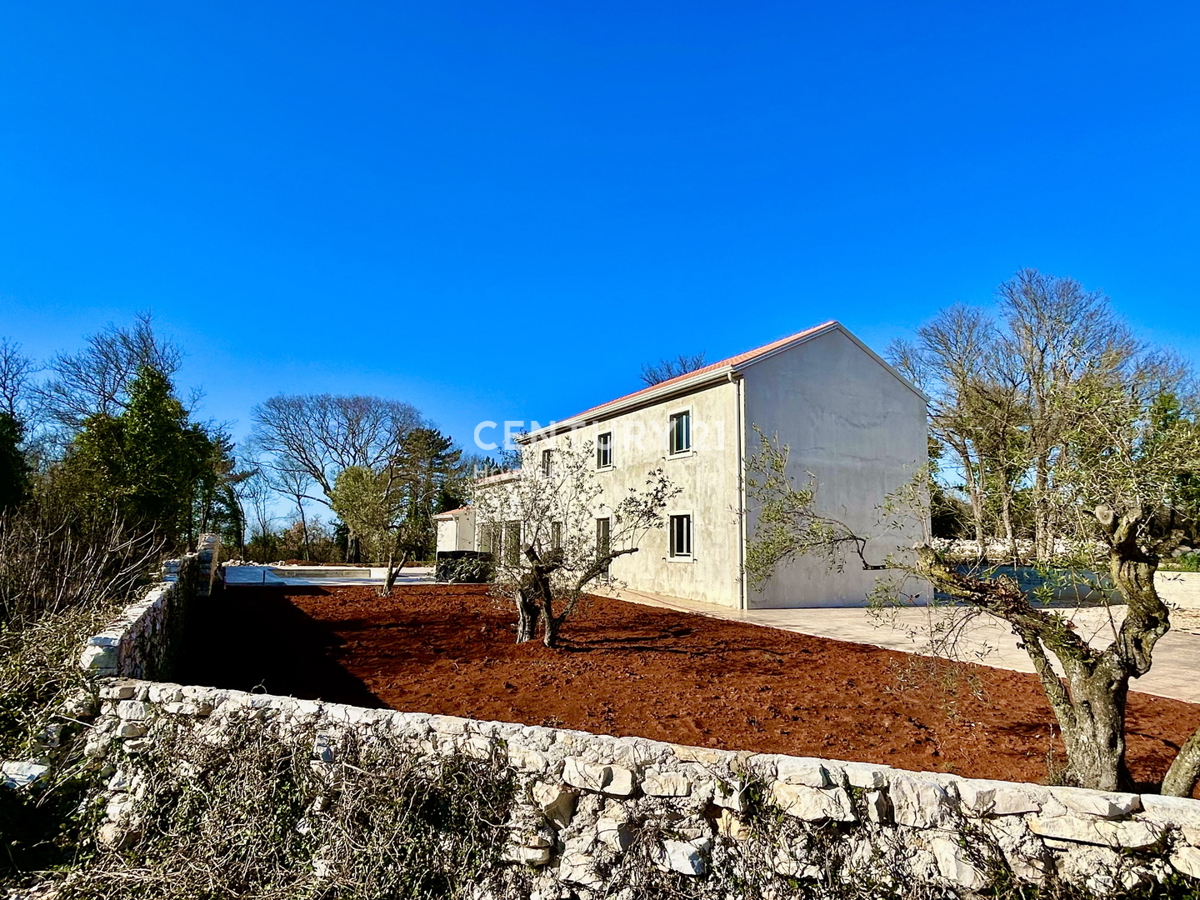 GROŽNJAN, DINTORNI, NUOVA VILLA IN POSIZIONE STRATEGICA