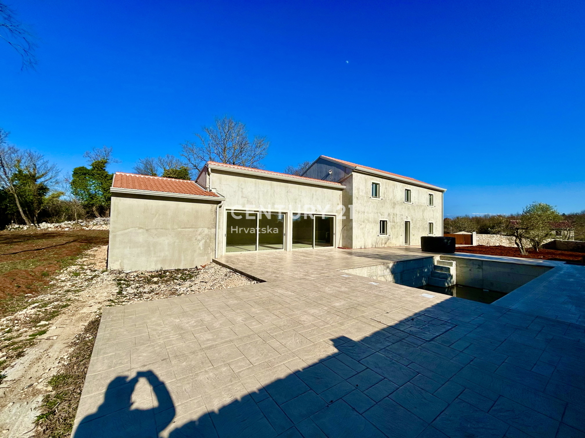 GROŽNJAN, DINTORNI, NUOVA VILLA IN POSIZIONE STRATEGICA