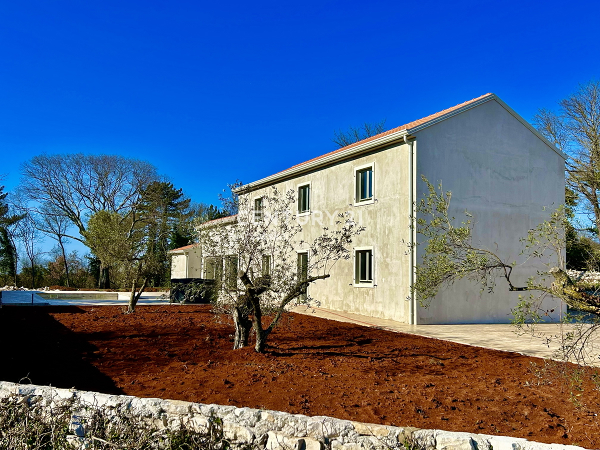 GROŽNJAN, DINTORNI, NUOVA VILLA IN POSIZIONE STRATEGICA