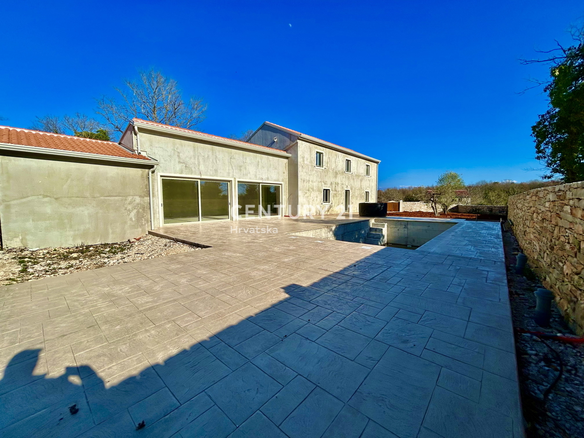 GROŽNJAN, DINTORNI, NUOVA VILLA IN POSIZIONE STRATEGICA