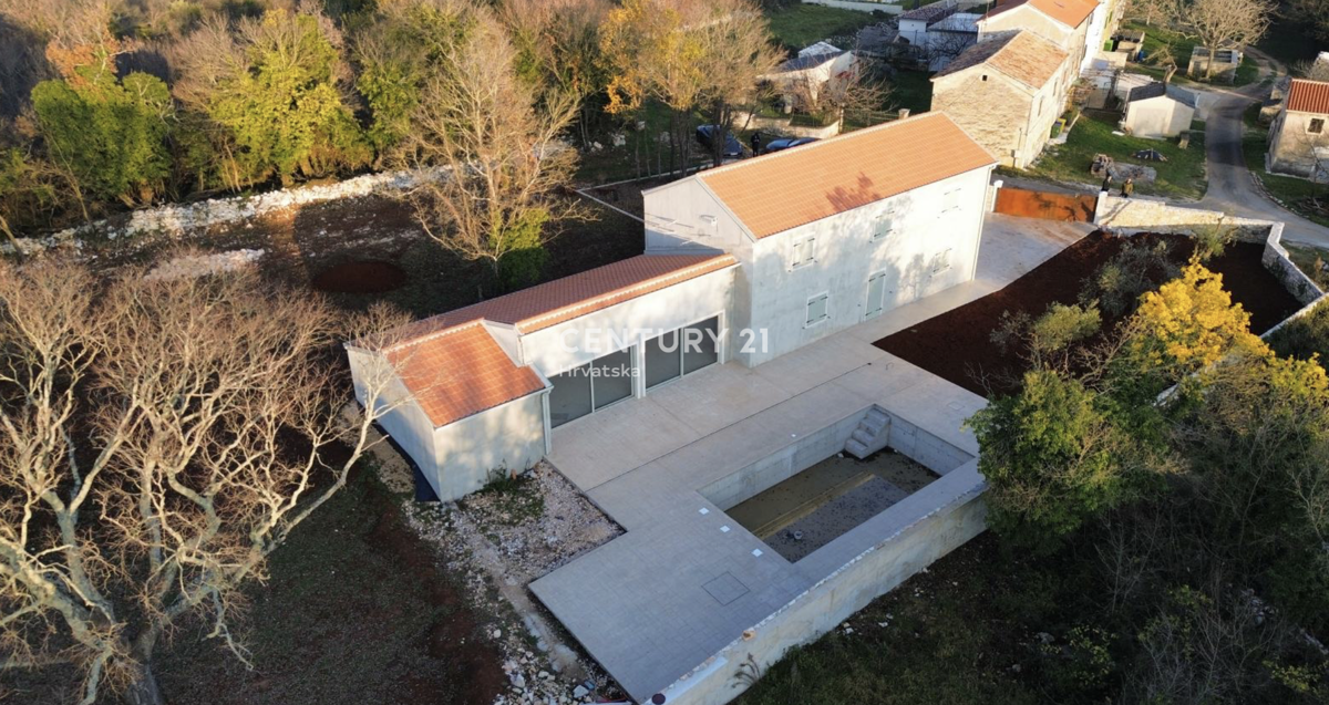GROŽNJAN, DINTORNI, NUOVA VILLA IN POSIZIONE STRATEGICA