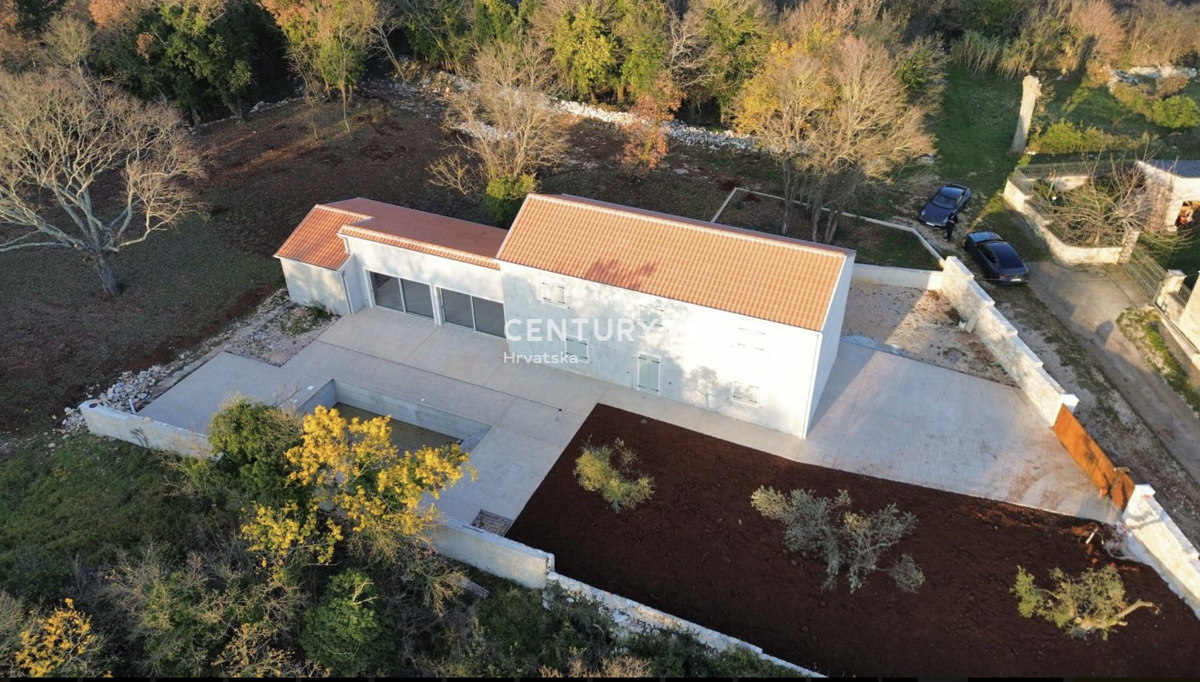 GROŽNJAN, DINTORNI, NUOVA VILLA IN POSIZIONE STRATEGICA
