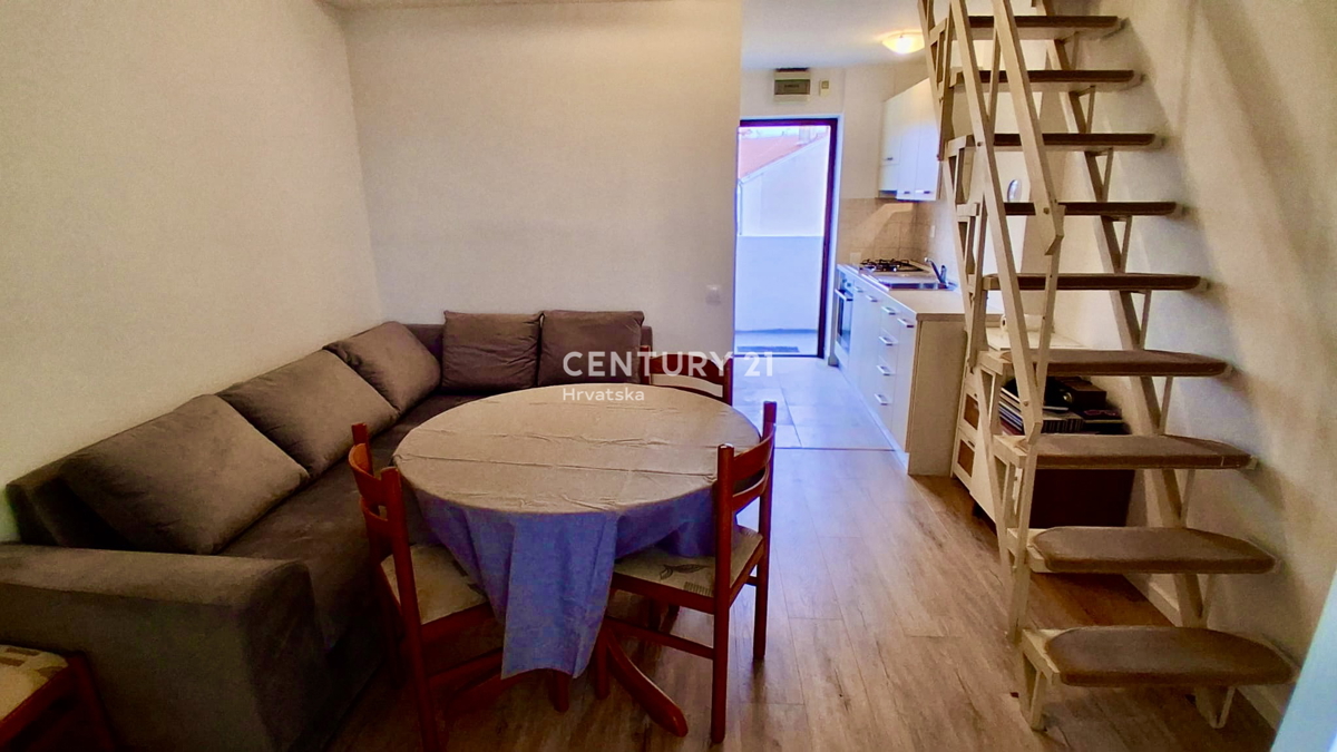 POREČ, ČERVAR PORAT, APPARTAMENTO SU DUE LIVELLI A SOLI 150 METRI DALLA SPIAGGIA