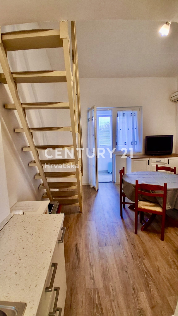 POREČ, ČERVAR PORAT, APPARTAMENTO SU DUE LIVELLI A SOLI 150 METRI DALLA SPIAGGIA