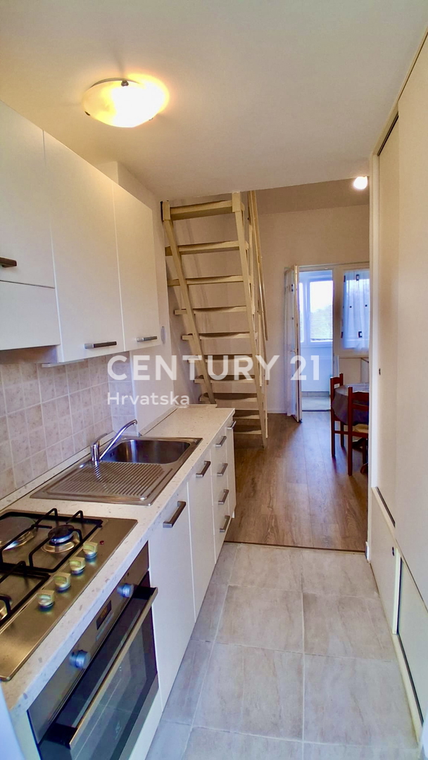 POREČ, ČERVAR PORAT, APPARTAMENTO SU DUE LIVELLI A SOLI 150 METRI DALLA SPIAGGIA