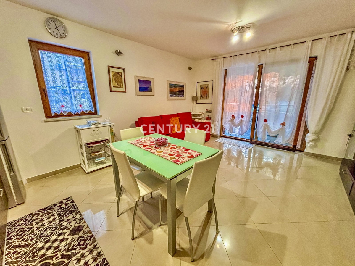 NOVIGRAD, APPARTAMENTO BILOCALE AL PIANO TERRA A SOLI 100 METRI DALLA SPIAGGIA