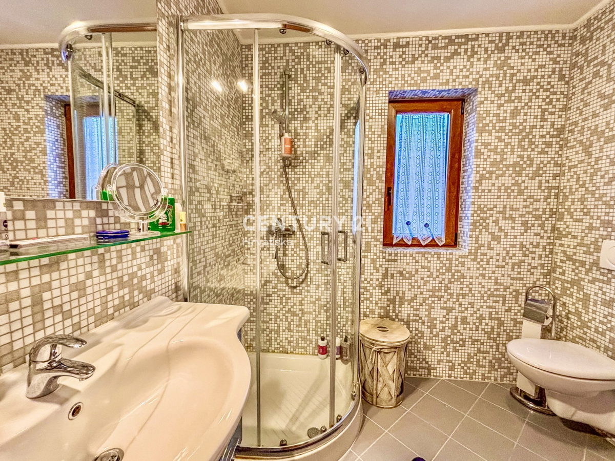 NOVIGRAD, APPARTAMENTO BILOCALE AL PIANO TERRA A SOLI 100 METRI DALLA SPIAGGIA