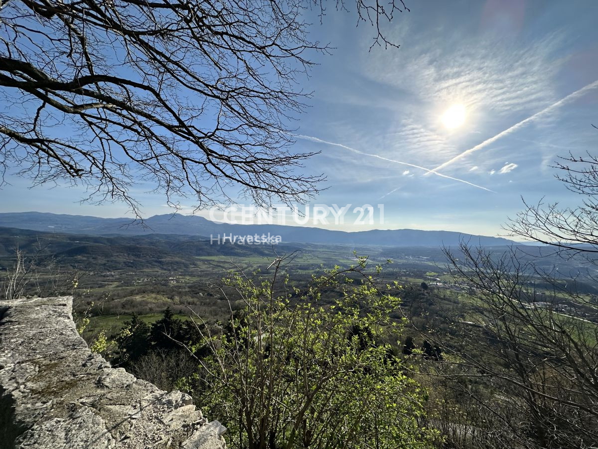 PIĆAN, TRE CASA IN FILA CON VISTA APERTA SULLA NATURA