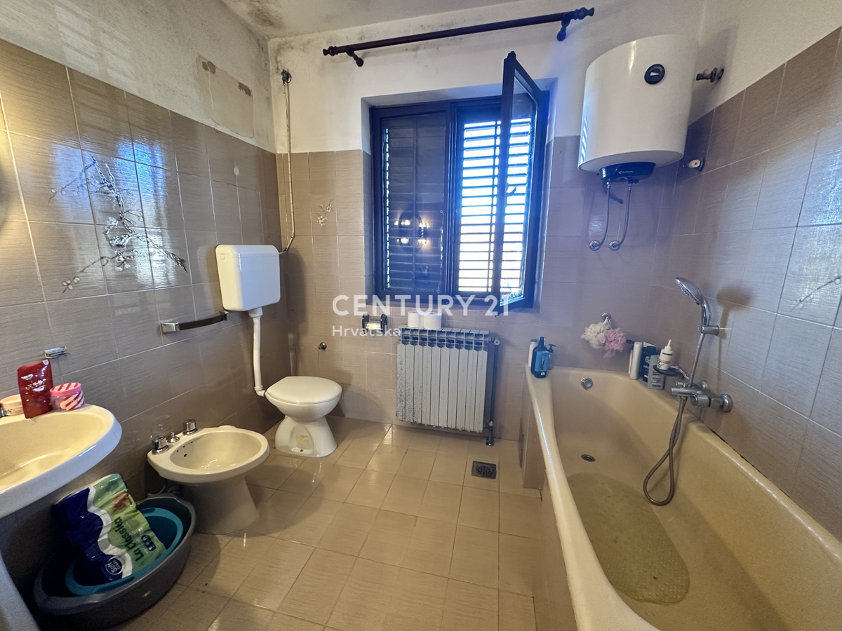 LABIN, PIĆAN, CASA CON DUE APPARTAMENTI E AMPIO GIARDINO