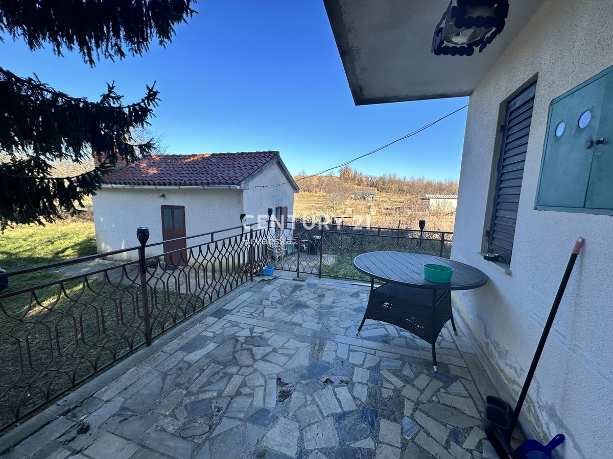 LABIN, PIĆAN, CASA CON DUE APPARTAMENTI E AMPIO GIARDINO