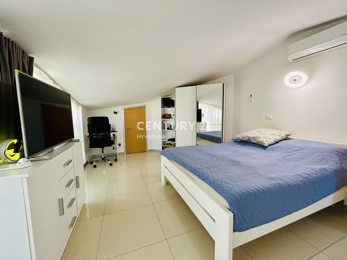 NOVIGRAD, APPARTAMENTO CON UNA CAMERA DA LETTO CON VISTA MARE