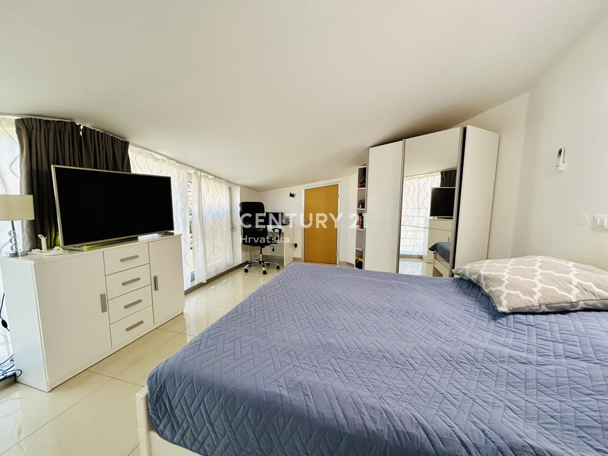 NOVIGRAD, APPARTAMENTO CON UNA CAMERA DA LETTO CON VISTA MARE