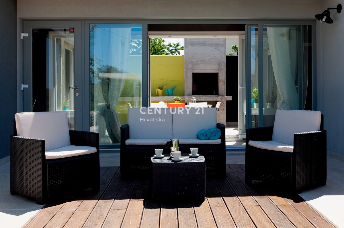 POREČ, VENDESI VILLA AL PIANO TERRA CON PISCINA