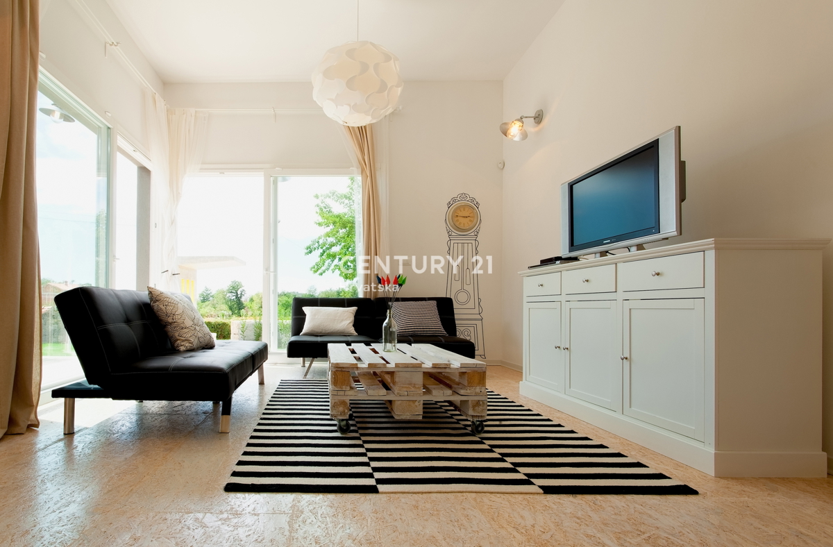 POREČ, VENDESI VILLA AL PIANO TERRA CON PISCINA