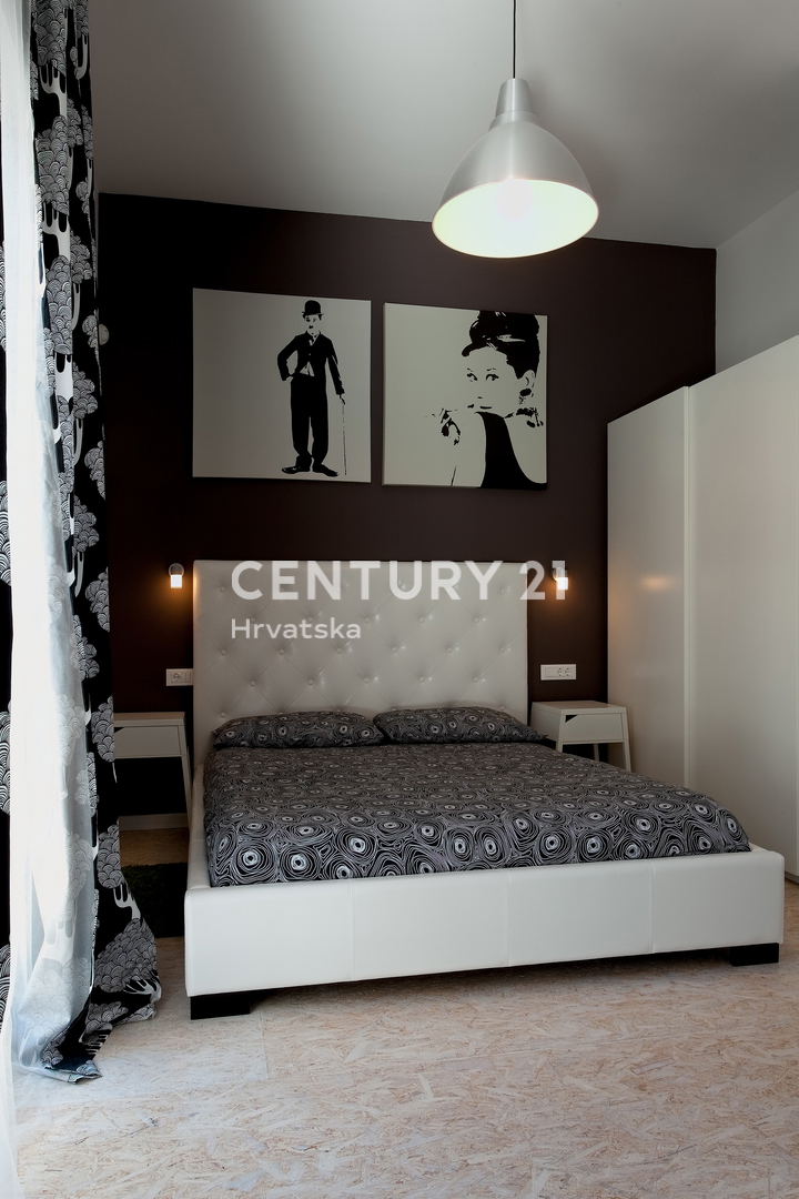 POREČ, VENDESI VILLA AL PIANO TERRA CON PISCINA