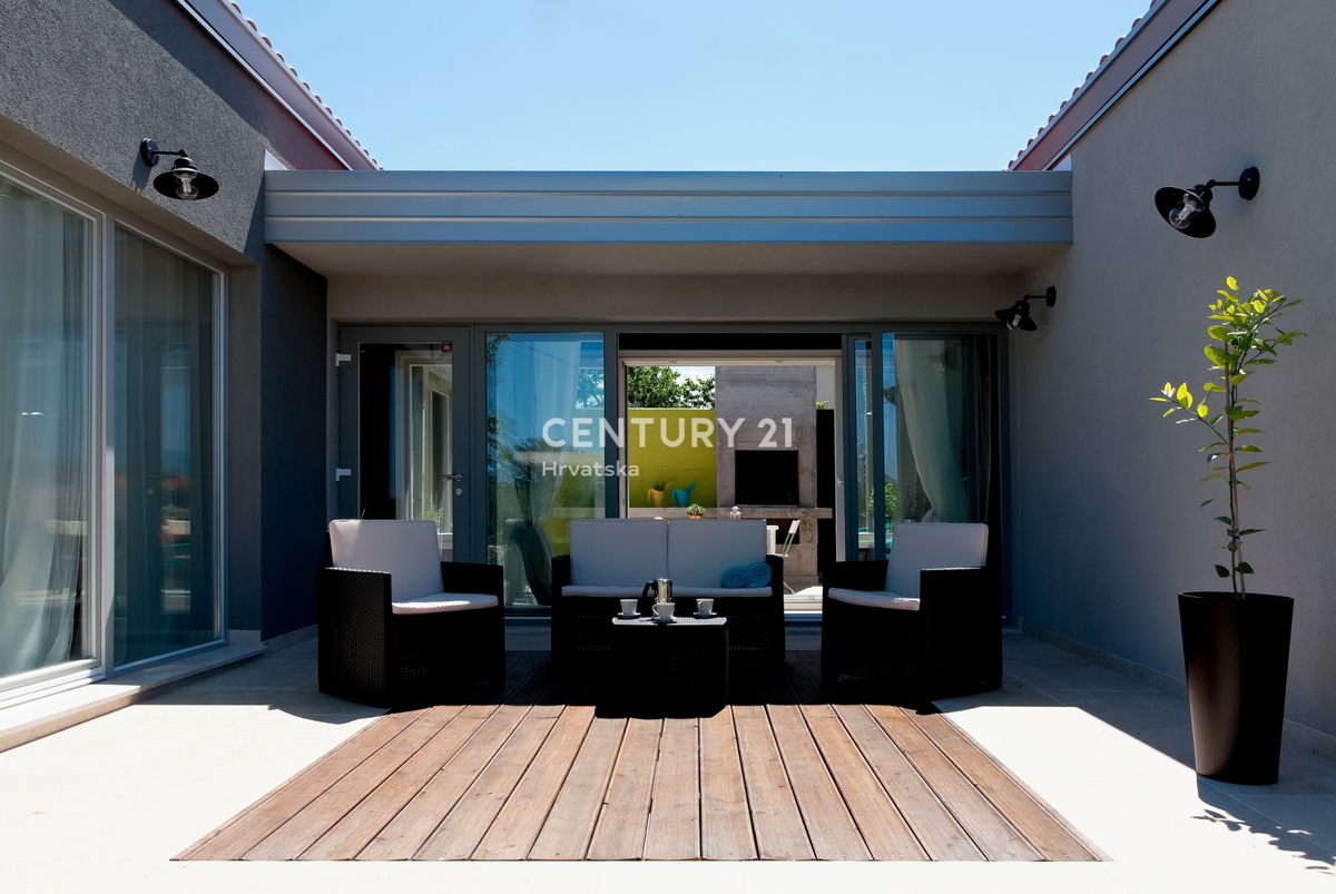 POREČ, VENDESI VILLA AL PIANO TERRA CON PISCINA