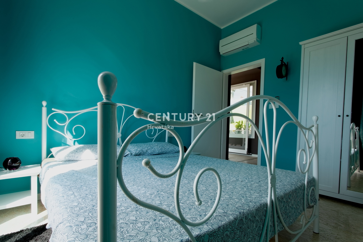 POREČ, VENDESI VILLA AL PIANO TERRA CON PISCINA