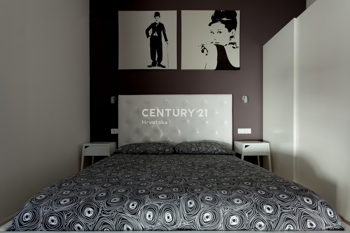 POREČ, VENDESI VILLA AL PIANO TERRA CON PISCINA