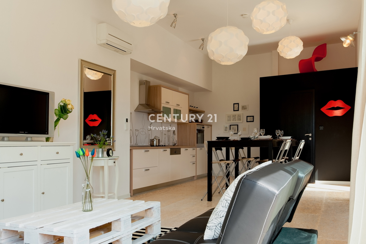 POREČ, VENDESI VILLA AL PIANO TERRA CON PISCINA