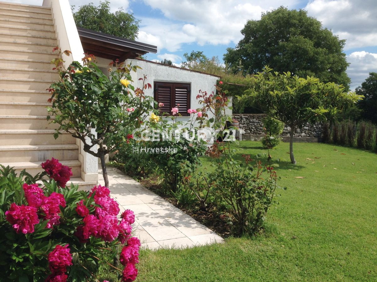ISTRA, SOVINJAK, CASA CON BEL GIARDINO E SPLENDIDA VISTA
