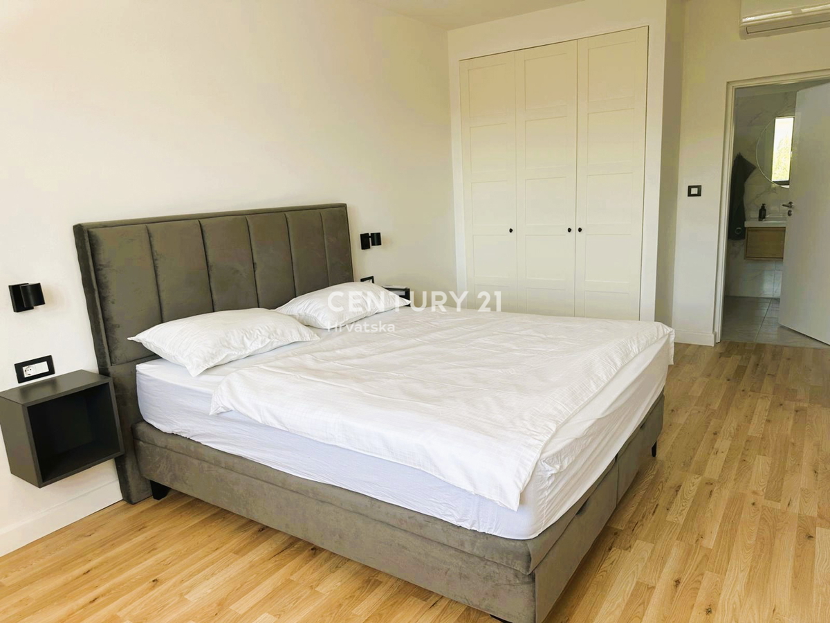 ROVINJSKO SELO, VENDESI BELLA DOPPIA VILLA NUOVA COSTRUZIONE CON PISCINA