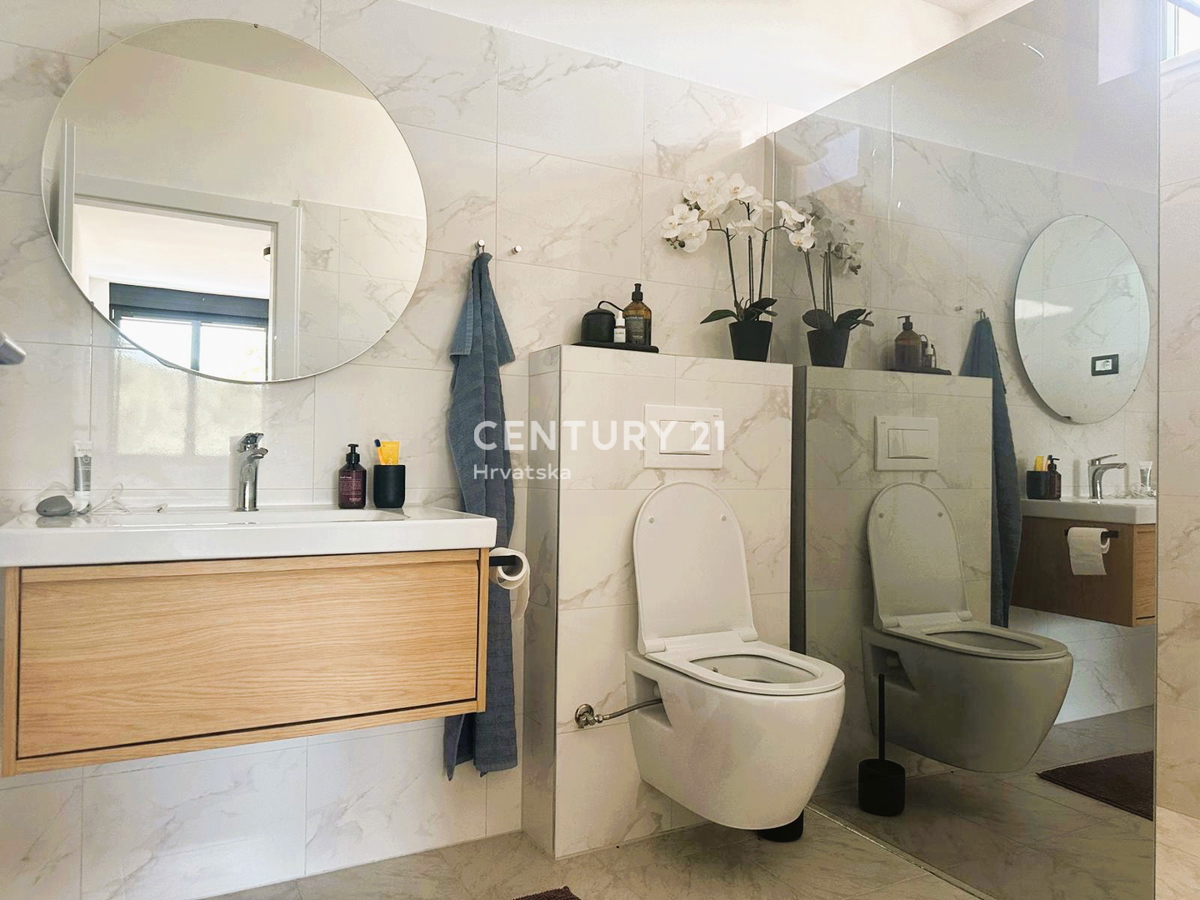 ROVINJSKO SELO, VENDESI BELLA DOPPIA VILLA NUOVA COSTRUZIONE CON PISCINA