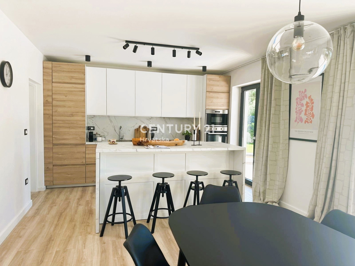 ROVINJSKO SELO, VENDESI BELLA DOPPIA VILLA NUOVA COSTRUZIONE CON PISCINA