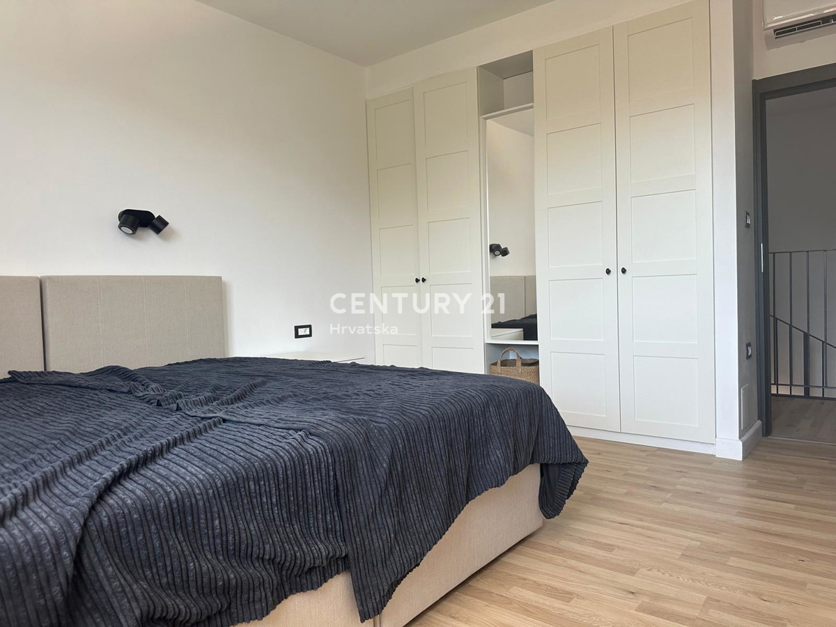 ROVINJSKO SELO, VENDESI BELLA DOPPIA VILLA NUOVA COSTRUZIONE CON PISCINA