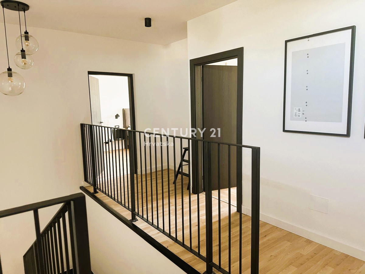 ROVINJSKO SELO, VENDESI BELLA DOPPIA VILLA NUOVA COSTRUZIONE CON PISCINA