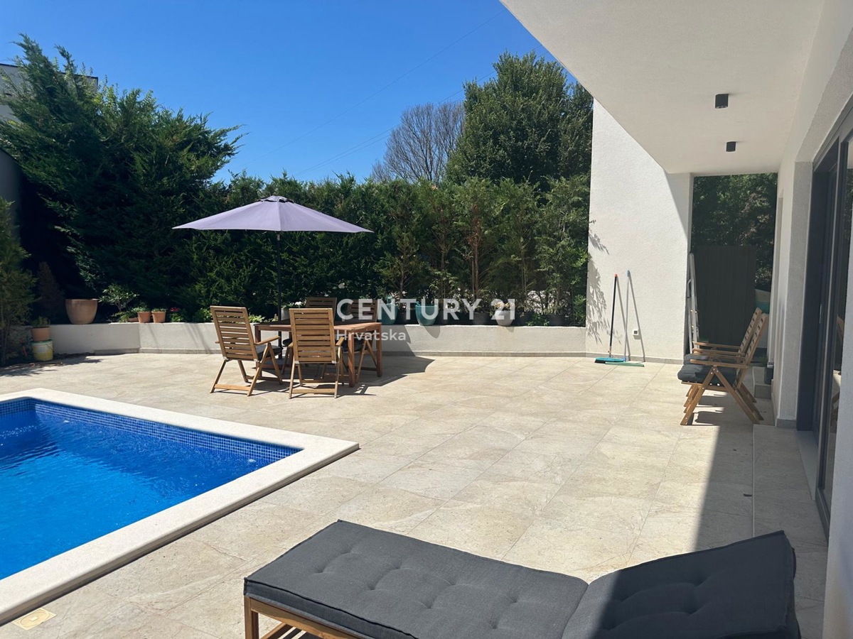 ROVINJSKO SELO, VENDESI BELLA DOPPIA VILLA NUOVA COSTRUZIONE CON PISCINA